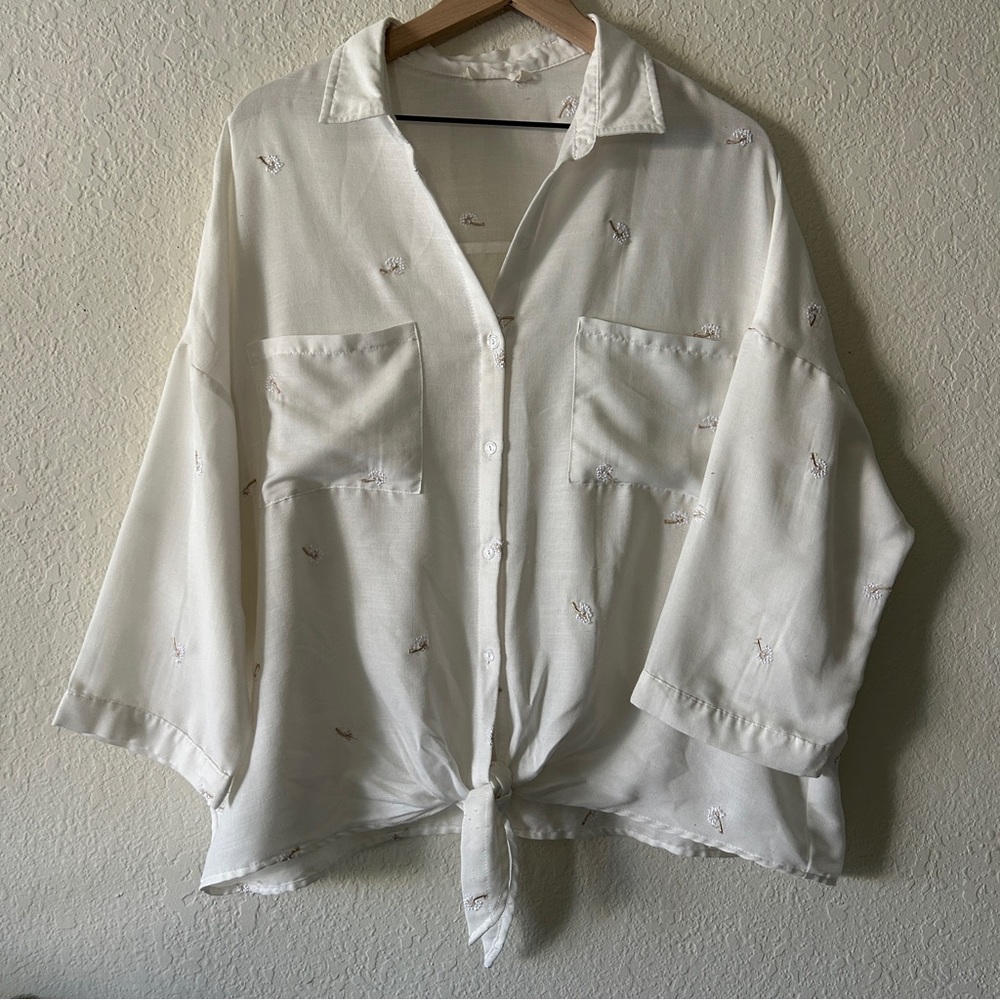 🌷White Button-Up, Tie Front Blouse with embroidered dandelions